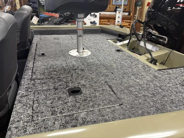 Slide: The Image of Tracker Pro Team 175 TXW 2026 - 26