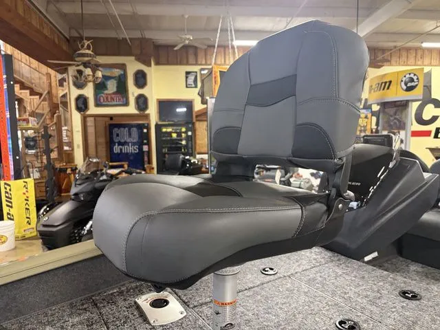 Slide: The Image of Tracker Pro Team 175 TXW 2026 - 30