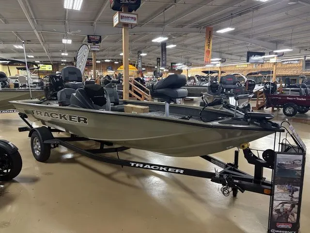 Slide: The Image of Tracker Pro Team 175 TXW 2026 - 6