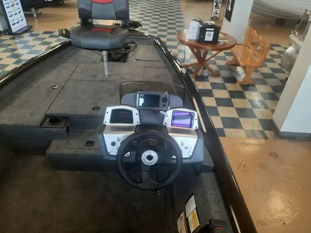 Slide: The Image of Tracker Pro Team 175 TXW 2026 - 7