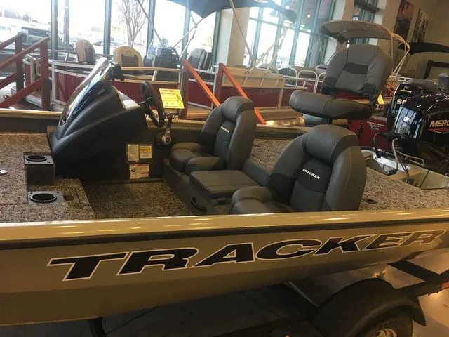 Slide: The Image of Tracker Pro Team 175 TXW 2026 - 12