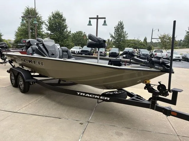The Image of Tracker Pro Team 195 TXW 2026 - 1