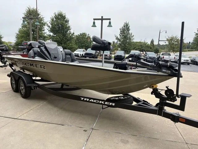 Slide: The Image of Tracker Pro Team 195 TXW 2026 - 24