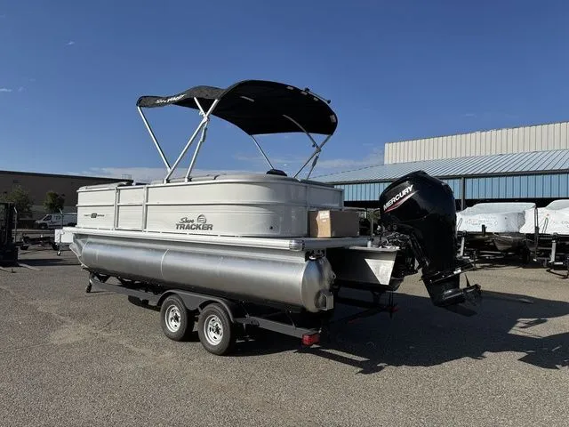 Slide: The Image of Sun Tracker Party Barge 20 DLX 2026 - 3