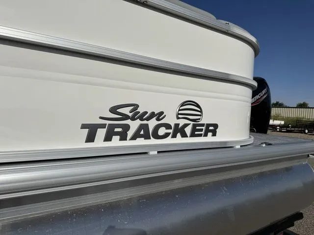 Slide: The Image of Sun Tracker Party Barge 20 DLX 2026 - 4