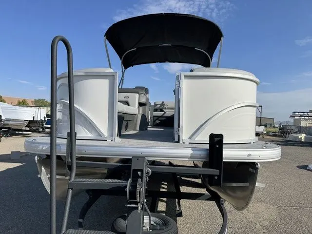 Slide: The Image of Sun Tracker Party Barge 20 DLX 2026 - 5