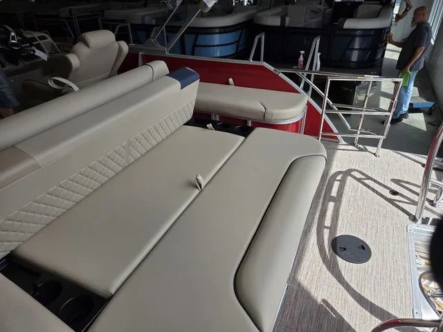 Slide: The Image of Godfrey Sweetwater 2486 SFL 27" Impact Center Tube Package 2026 - 10