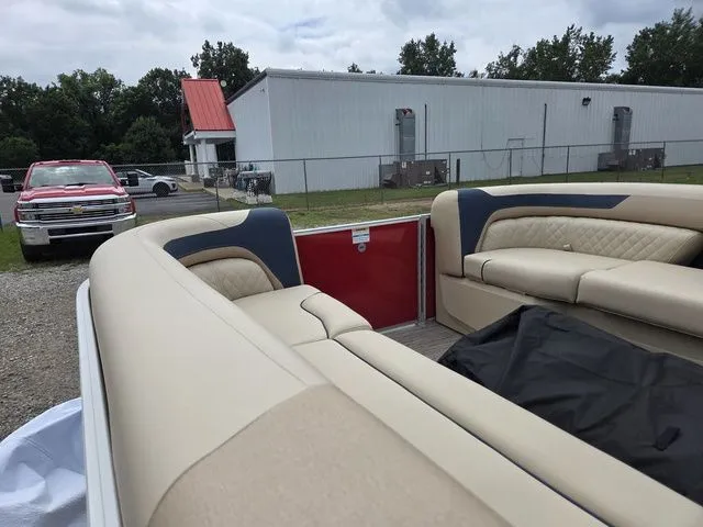 Slide: The Image of Godfrey Sweetwater 2486 SFL 27" Impact Center Tube Package 2026 - 5