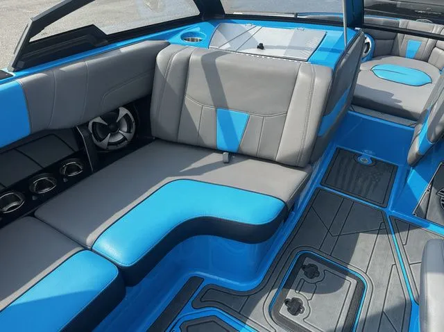 Slide: The Image of Malibu Wakesetter 23 LSV 2021 - 11