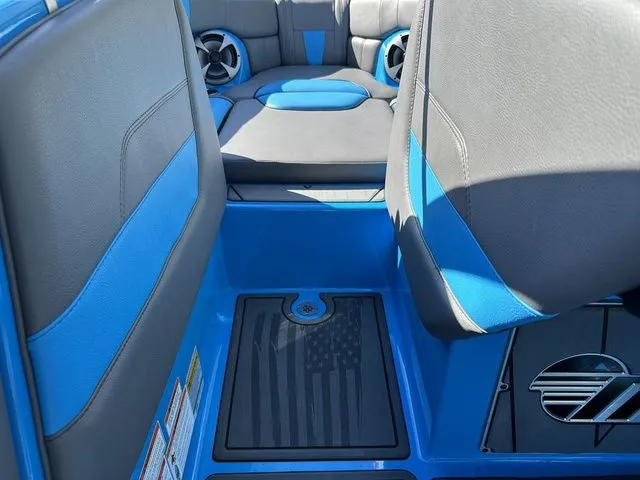 Slide: The Image of Malibu Wakesetter 23 LSV 2021 - 24