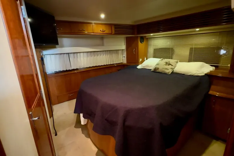 Slide: The Image of Interior of 2003 Carver 396 Motor Yacht with bathroom and TV. - 36