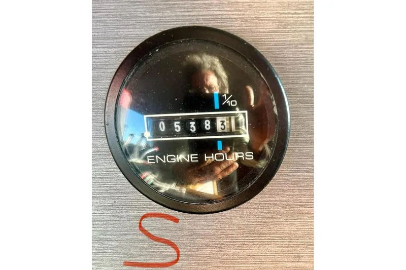 Slide: The Image of Engine hour meter showing 538.3 hours on 1996 Gibson 41 Classic Houseboat. - 13