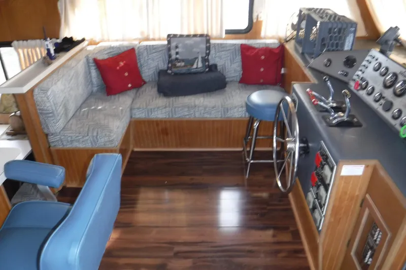 Slide: The Image of Interior of a 1994 Gibson 41 Classic Houseboat with seating and control panel. - 39