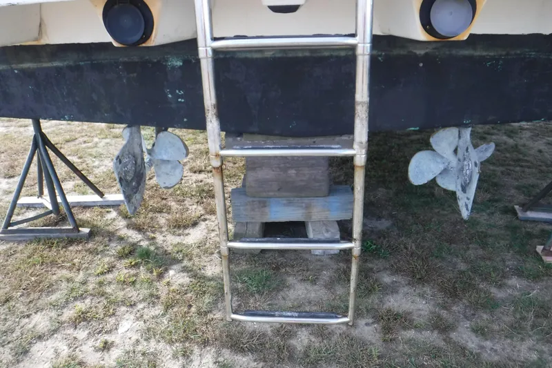 Slide: The Image of 1994 Gibson 41 Classic Houseboat stern with ladder and propellers on display. - 47