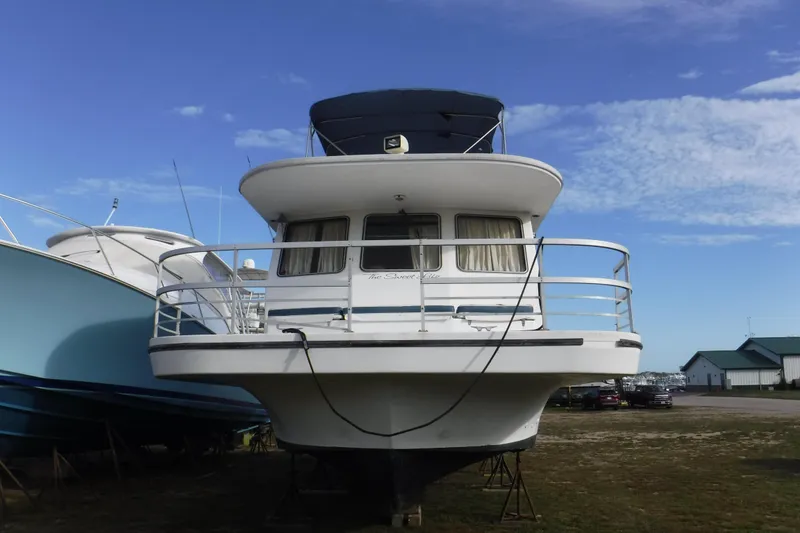 Slide: The Image of 1994 Gibson 41 Classic Houseboat on land, blue sky background. - 49