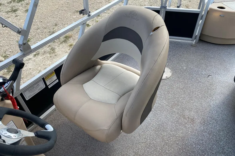 Slide: The Image of Captain's chair on 2015 Sun Tracker Fishin' Barge 20 DLX pontoon boat. - 8