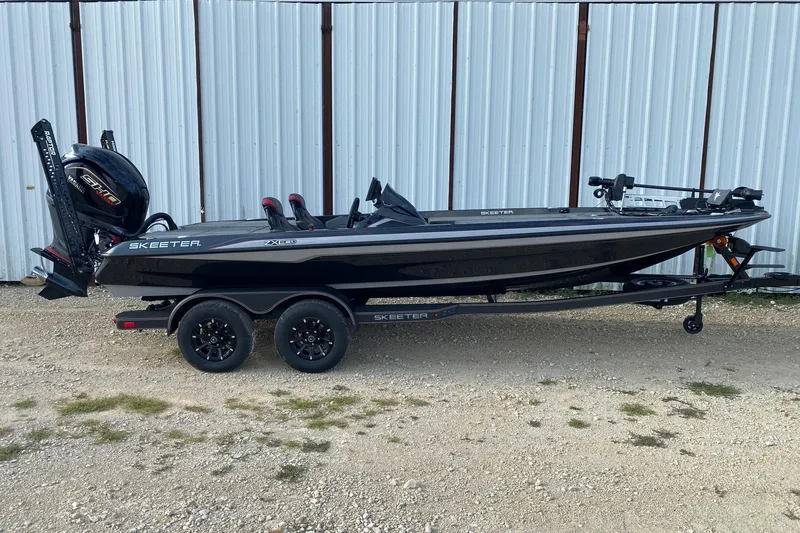 The Image of 2026 Skeeter ZXE21 bass boat with Yamaha engine on a trailer. - 0