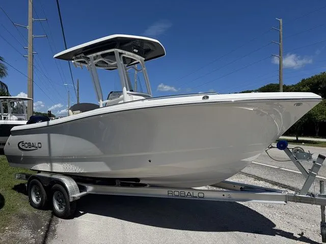 The Image of Robalo R232 Explorer 2026 - 1
