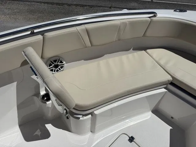 Slide: The Image of Robalo R232 Explorer 2026 - 15