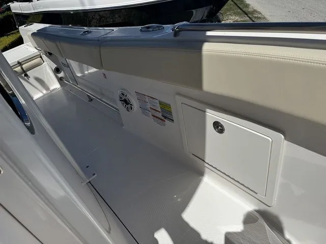 Slide: The Image of Robalo R232 Explorer 2026 - 17