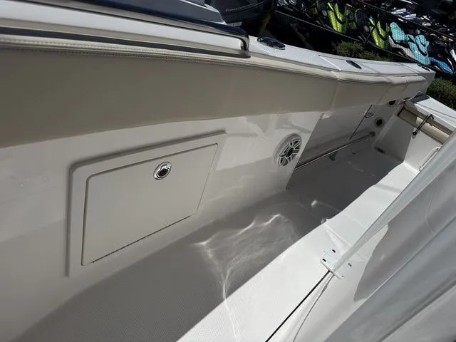 Slide: The Image of Robalo R232 Explorer 2026 - 18