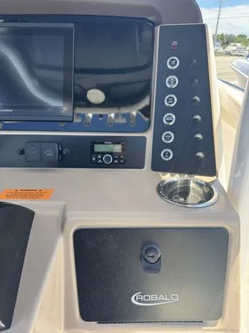 Slide: The Image of Robalo R232 Explorer 2026 - 24