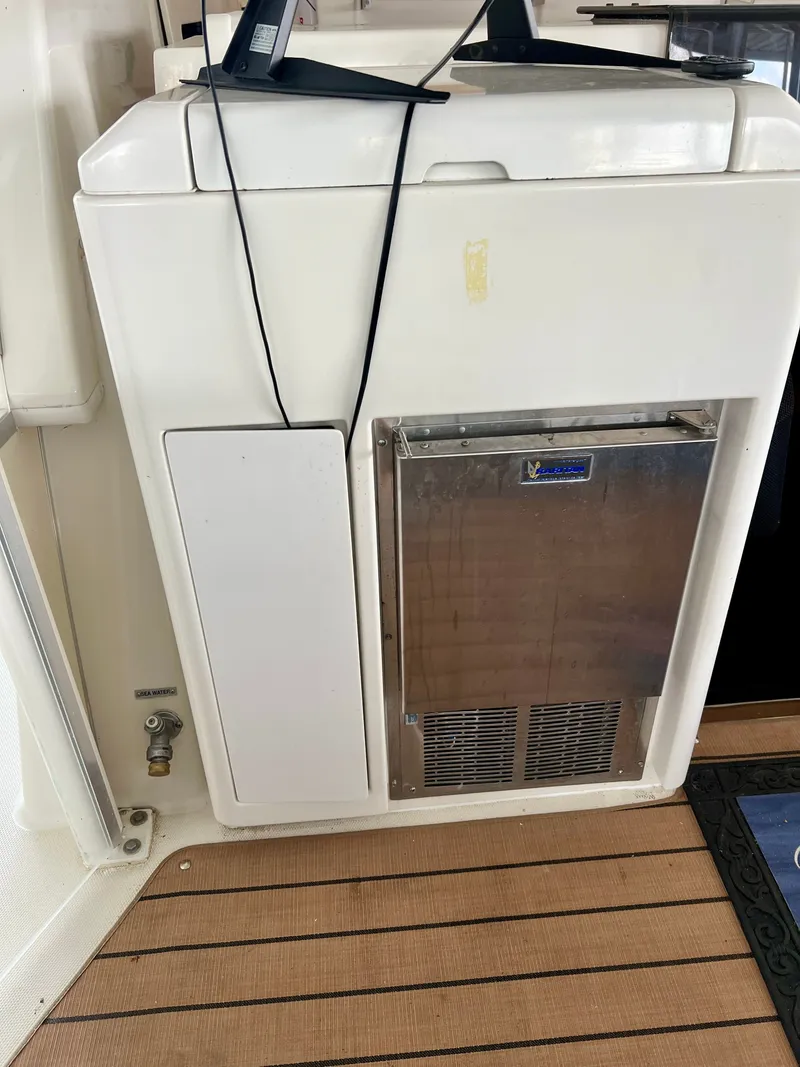 Slide: The Image of Carver 356 Motor Yacht 2000 - 28