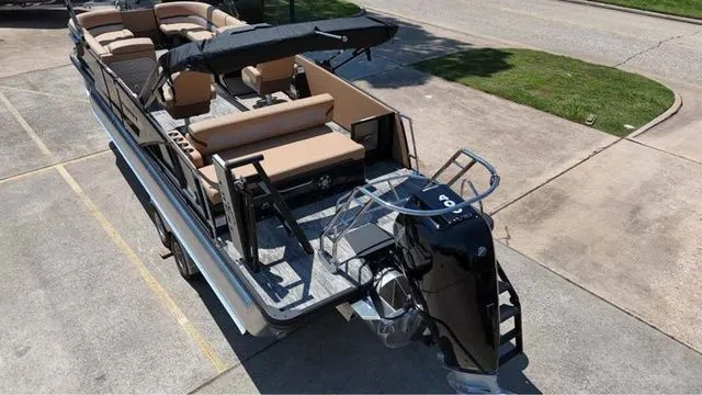 Slide: The Image of Crest 250 Caribbean W/400V10 2026 - 12