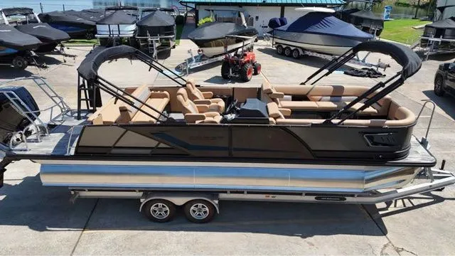 Slide: The Image of Crest 250 Caribbean W/400V10 2026 - 3