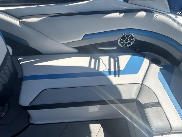 Slide: The Image of Yamaha 242X E-Series 2019 - 11