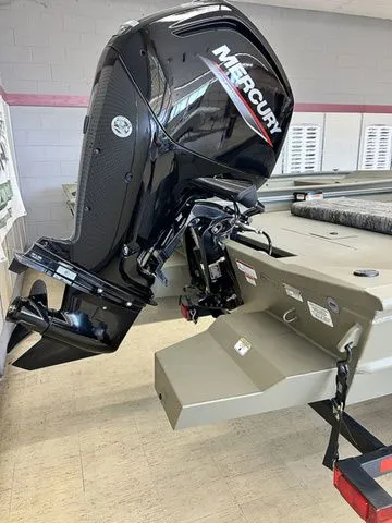 Slide: The Image of Tracker Grizzly 1860 CC 2026 - 9