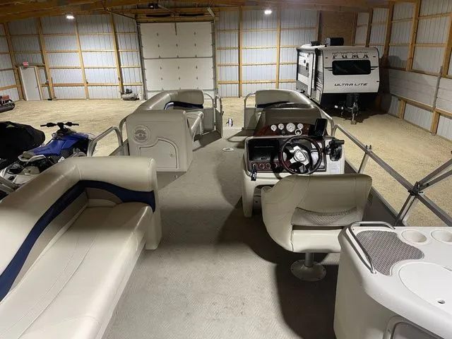 Slide: The Image of Sun Tracker PARTY BARGE 25 2005 - 12