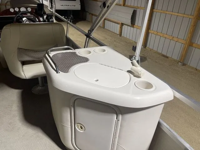 Slide: The Image of Sun Tracker PARTY BARGE 25 2005 - 13