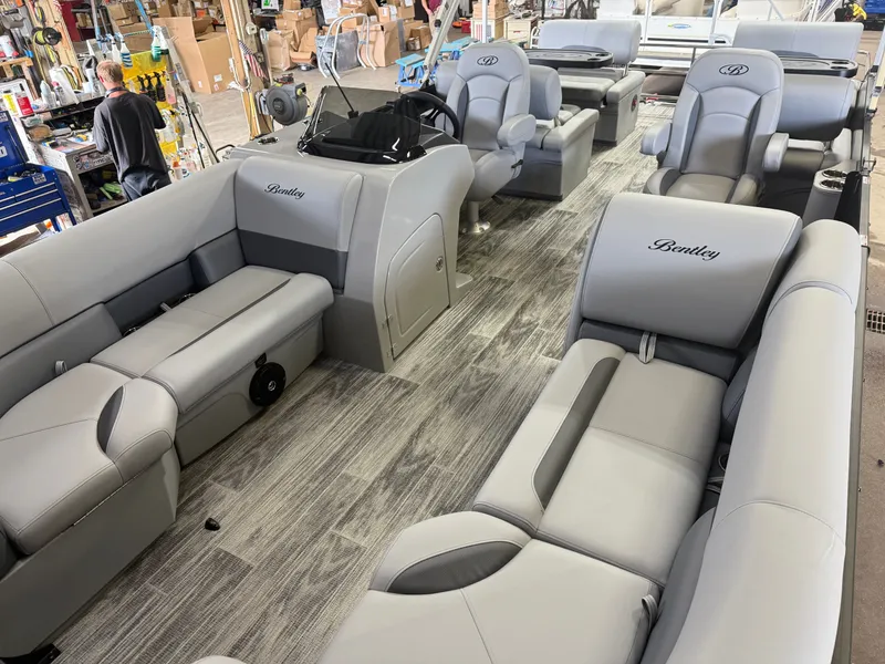 Slide: The Image of Bentley Pontoons Legacy 220 QSB Swingback & 4-Stroke EFI 2026 - 29