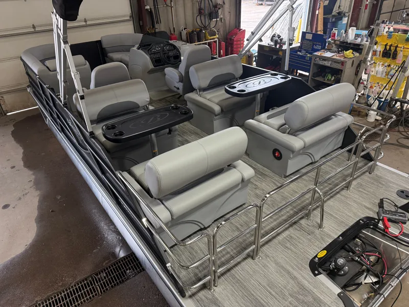 Slide: The Image of Bentley Pontoons Legacy 220 QSB Swingback & 4-Stroke EFI 2026 - 35