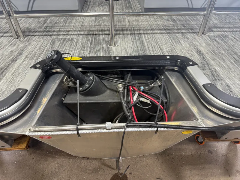 Slide: The Image of Bentley Pontoons Legacy 220 QSB Swingback & 4-Stroke EFI 2026 - 37