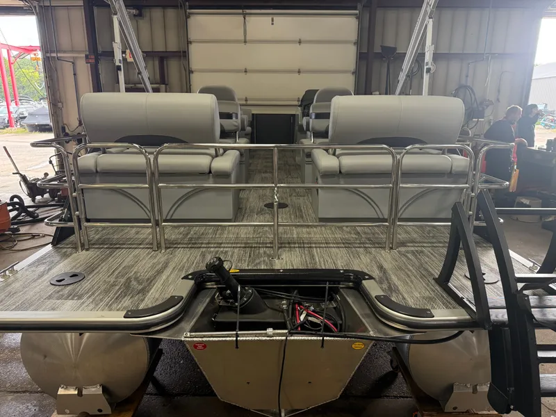 Slide: The Image of Bentley Pontoons Legacy 220 QSB Swingback & 4-Stroke EFI 2026 - 39