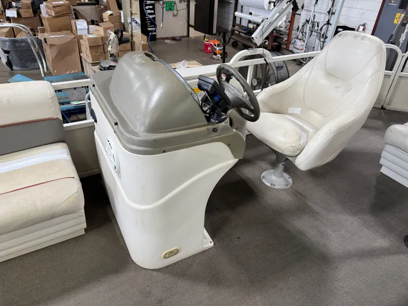 Slide: The Image of Crestliner 2085 Sport Classic Pontoon 2006 - 16