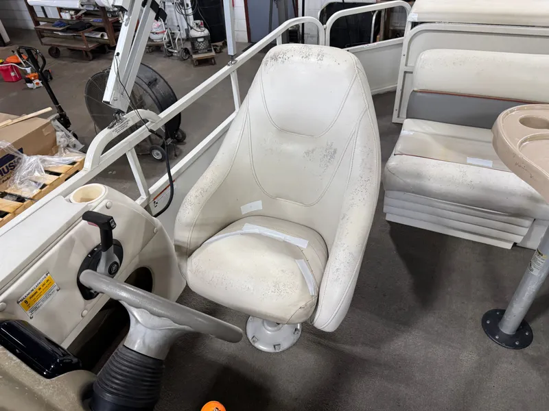 Slide: The Image of Crestliner 2085 Sport Classic Pontoon 2006 - 18