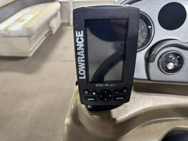 Slide: The Image of Crestliner 2085 Sport Classic Pontoon 2006 - 21