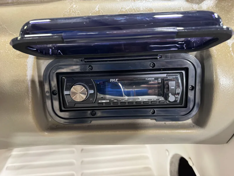 Slide: The Image of Crestliner 2085 Sport Classic Pontoon 2006 - 22