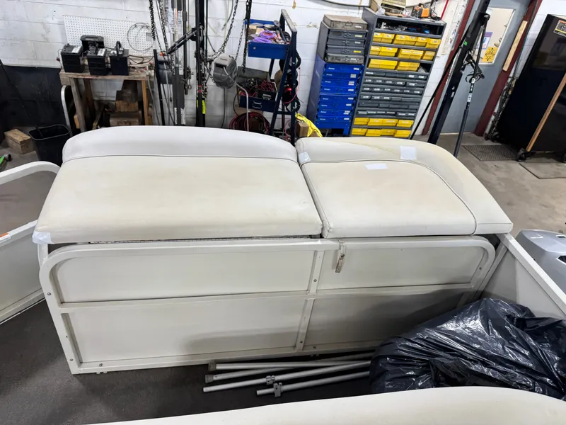 Slide: The Image of Crestliner 2085 Sport Classic Pontoon 2006 - 38