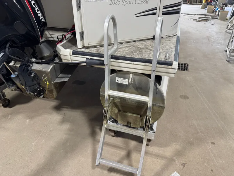 Slide: The Image of Crestliner 2085 Sport Classic Pontoon 2006 - 44