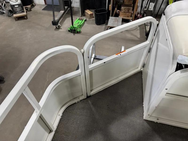 Slide: The Image of Crestliner 2085 Sport Classic Pontoon 2006 - 8