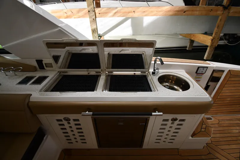Slide: The Image of Outdoor kitchen on 2020 Sea Ray SLX 400 Outboard with grill and sink. - 23