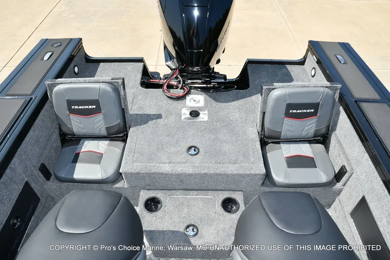 Slide: The Image of Tracker TARGA V-18 Combo w/200HP Pro-XS 2026 - 13