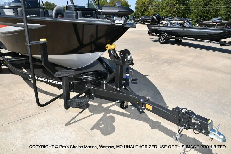 Slide: The Image of Tracker TARGA V-18 Combo w/200HP Pro-XS 2026 - 28