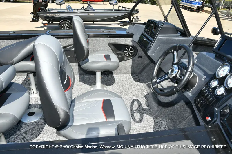 Slide: The Image of Tracker TARGA V-18 Combo w/200HP Pro-XS 2026 - 31