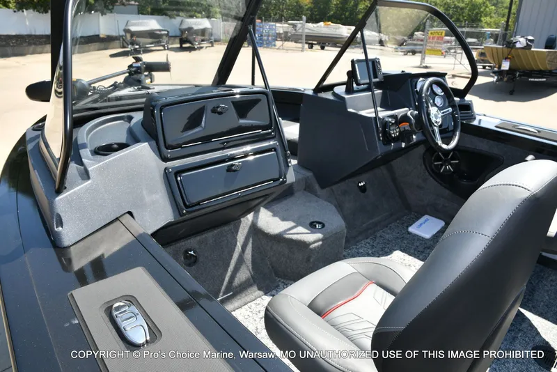 Slide: The Image of Tracker TARGA V-18 Combo w/200HP Pro-XS 2026 - 32