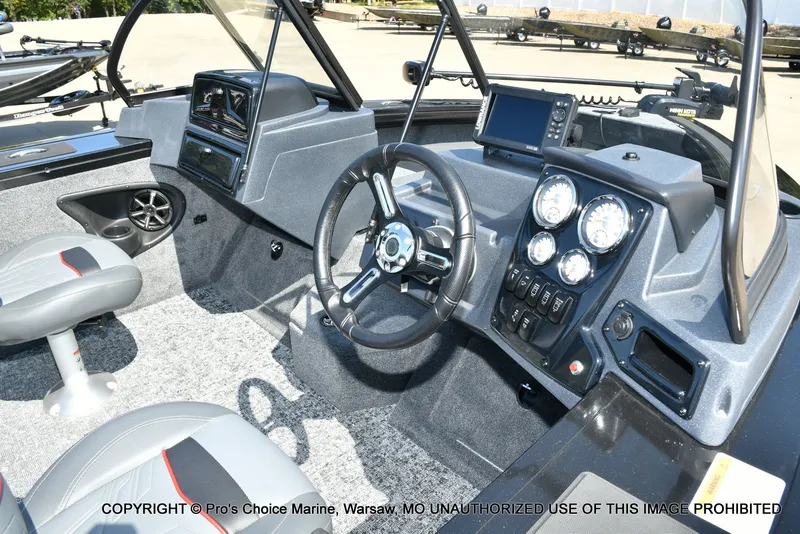 Slide: The Image of Tracker TARGA V-18 Combo w/200HP Pro-XS 2026 - 4
